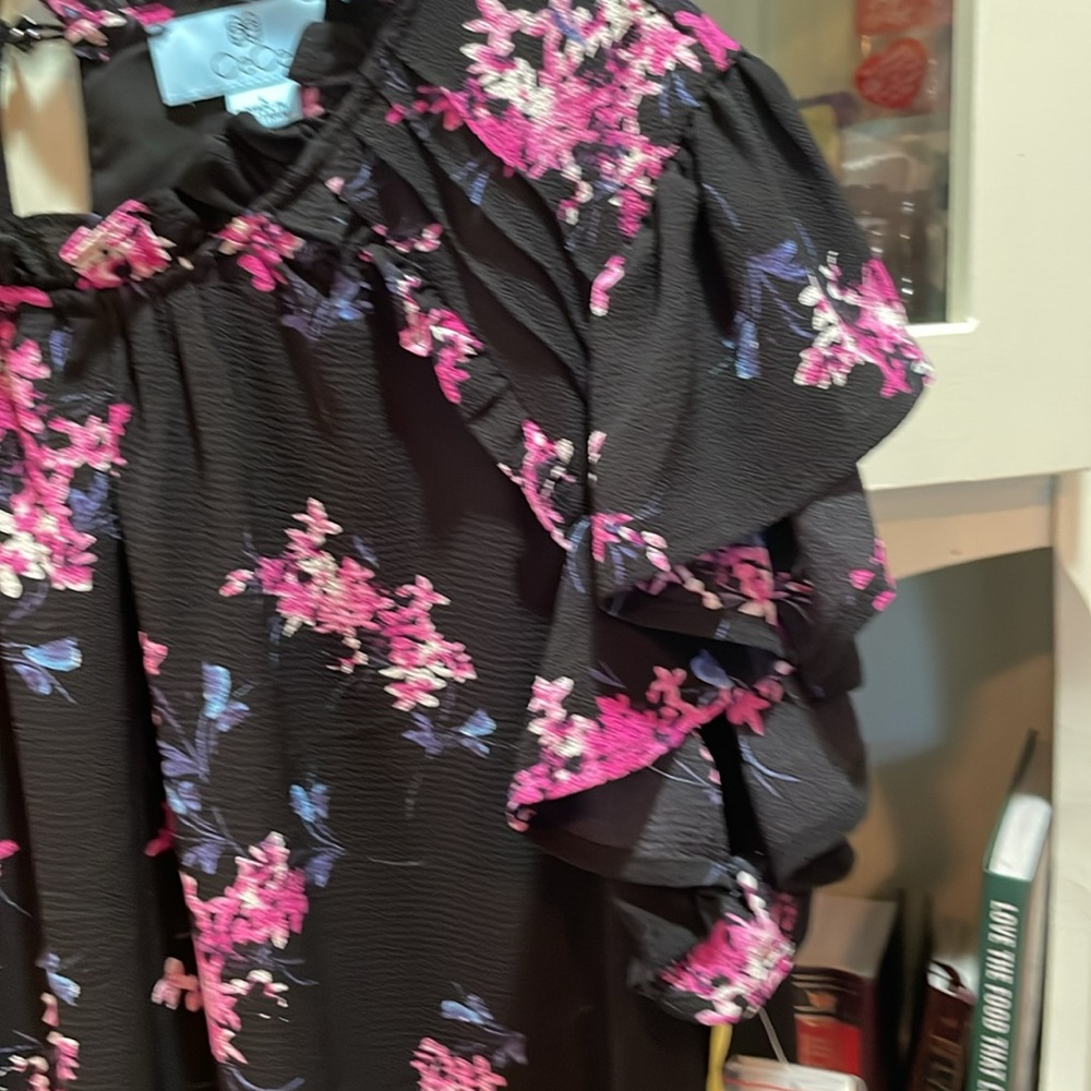 💚🆕 CeCe | Flutter Sleeve Dress Size Large. Pretty Floral Print and Neckline. - Picture 3 of 8